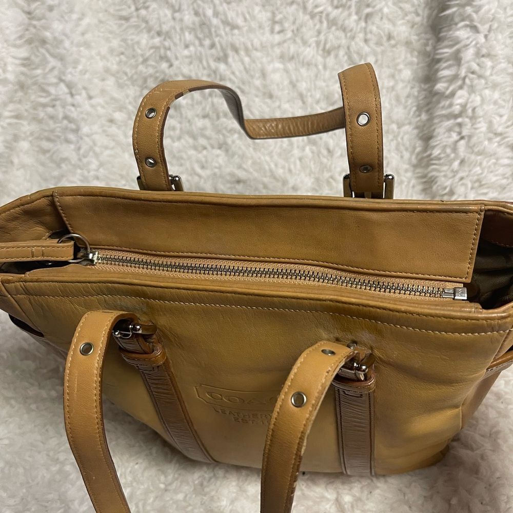 Vintage Coach Leatherware Est. 1941 tan shoulder bag with brown straps and trims - Picture 14 of 16